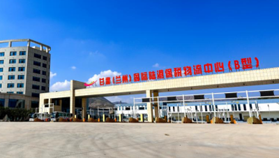 依托蘭州新區(qū)綜合保稅區(qū)、蘭州陸港保稅物流中心（B型），發(fā)展壯大保稅物流業(yè)務(wù)板塊。打造以外貿(mào)業(yè)務(wù)為主，多元化融合發(fā)展的綜合型企業(yè)，優(yōu)化布局業(yè)務(wù)板塊，積極開展保稅倉儲、配送分撥、中轉(zhuǎn)通關(guān)、分揀包裝、進出口貿(mào)易及加工、產(chǎn)品展示、入?yún)^(qū)退稅等保稅和物流增值服務(wù)，重點發(fā)展木材、礦產(chǎn)品、糧油產(chǎn)品、中藥材深加工產(chǎn)業(yè)，促進深加工產(chǎn)業(yè)聚集發(fā)展。